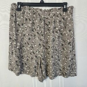 Elegant Floral Women's Shorts